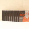 Tweedehands Mozart CDs in kleurrijke hoesjes op beige achtergrond, perfect voor klassieke muziek liefhebbers.