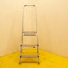 Stabiele aluminium ladder tegen een gele muur, perfect voor huis- en tuinwerkzaamheden.