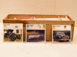 Houten kist met kaartjes van autos 48876