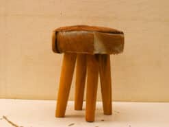 Houten krukje met huid zitting 50883