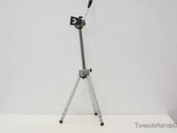 Adjustable aluminum tripod with rubber feet, perfect for cameras and projectors in any setting.
