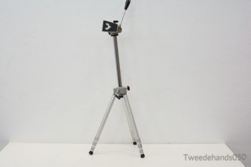 Adjustable aluminum tripod with rubber feet, perfect for cameras and projectors in any setting.