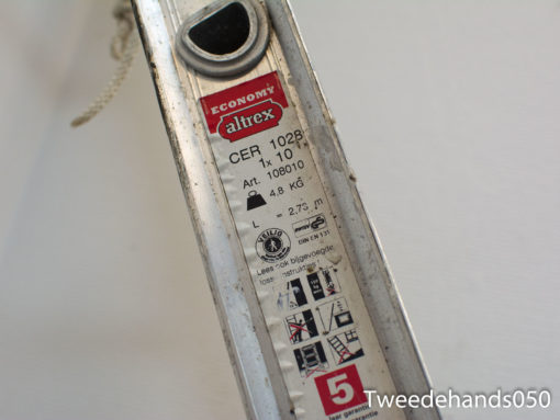 Lightweight Altrex CER 1028 aluminum ladder, 2.75m, ideal for home use and light tasks.
