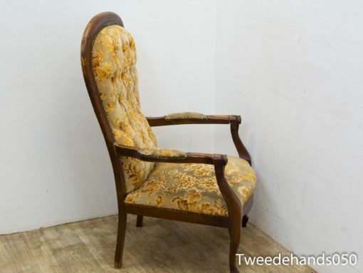 Classic vintage armchair with floral upholstery and elegant wooden frame, ideal for stylish interiors.