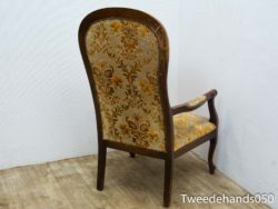 Elegant vintage chair with floral upholstery and dark wood, ideal for classic interiors.