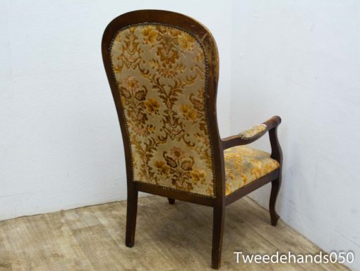 Elegant vintage chair with floral upholstery and dark wood, ideal for classic interiors.