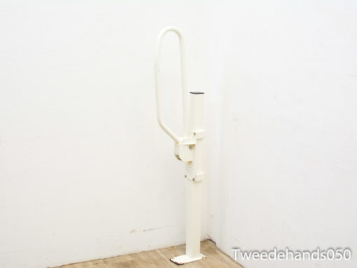 Ergonomic minimalist handle for efficient home workouts, combining style and functionality.