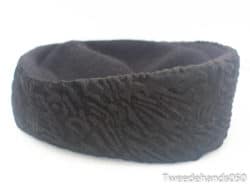 Stylish black headband with unique texture, perfect for comfort and chic looks.