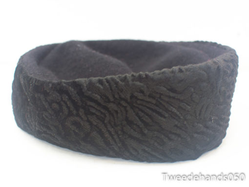 Stylish black headband with unique texture, perfect for comfort and chic looks.