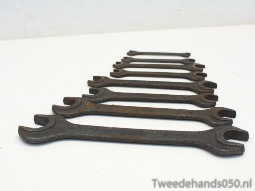 Vintage 8-piece wrench set, durable and stylish, perfect for mechanics and DIY enthusiasts.