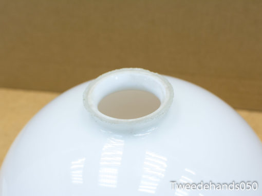 Elegant white ceramic vase with glossy finish, ideal for modern decor and floral arrangements.