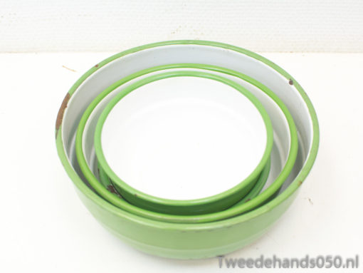 Charming vintage green and white nesting bowls for stylish kitchen decor and practical use.