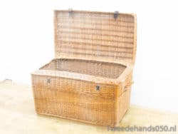 Stylish wicker basket with lid, perfect for elegant storage and home decor solutions.