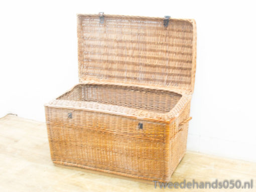 Stylish wicker basket with lid, perfect for elegant storage and home decor solutions.