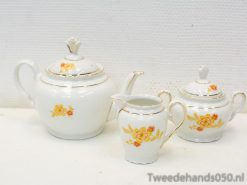 Elegant vintage floral tea set with gold accents for stylish tea gatherings.