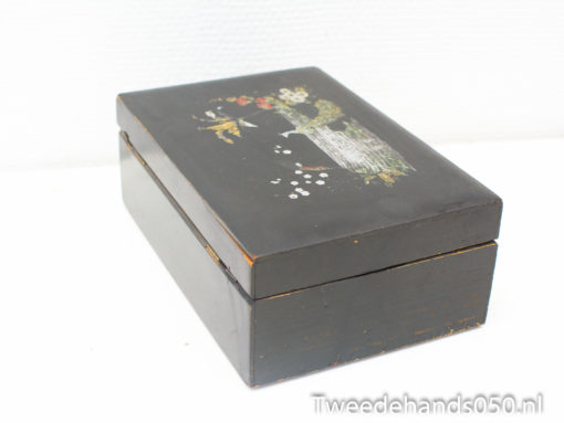 Elegant black vintage box with floral design, ideal for jewelry storage and decorative display.