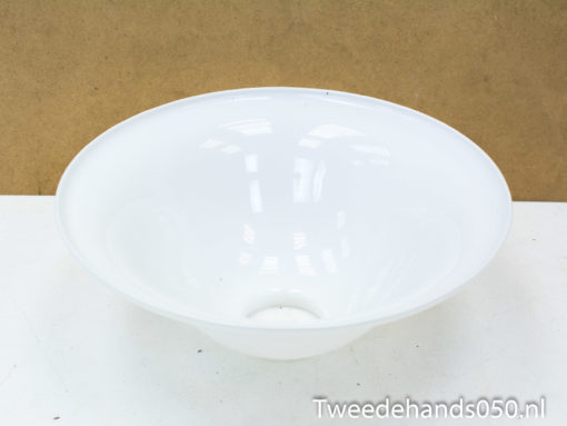 Elegant white glossy bowl, perfect for serving and modern kitchen decor.