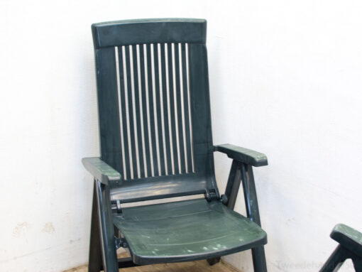 Stylish green outdoor chair, perfect for comfort and relaxation on patios or in gardens.