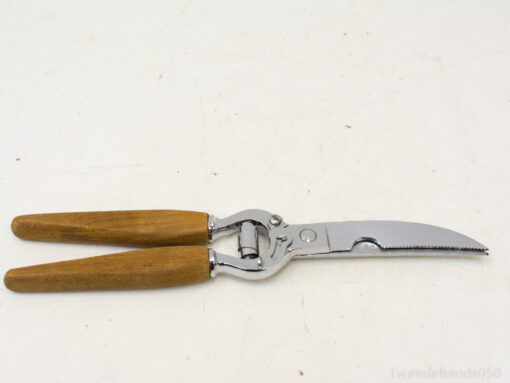 Vintage pruning knife with curved stainless steel blade and ergonomic wooden handles for precise cutting.