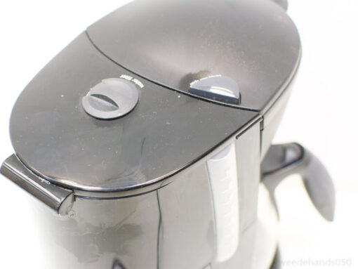 Stylish black electric kettle with ergonomic handle and water level indicator for effortless boiling.