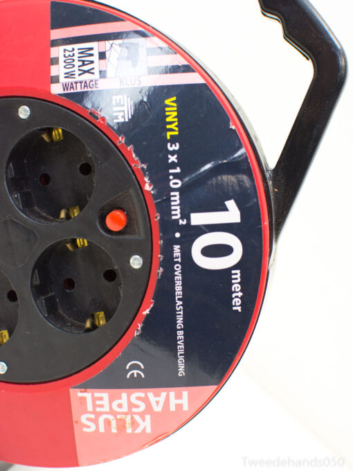 Klus 10m red extension reel with 3 outlets, 2300W; ideal for home and outdoor use.