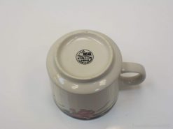 Stylish KUN-LUN cream mug with floral accents and mountain logo for an elegant touch.