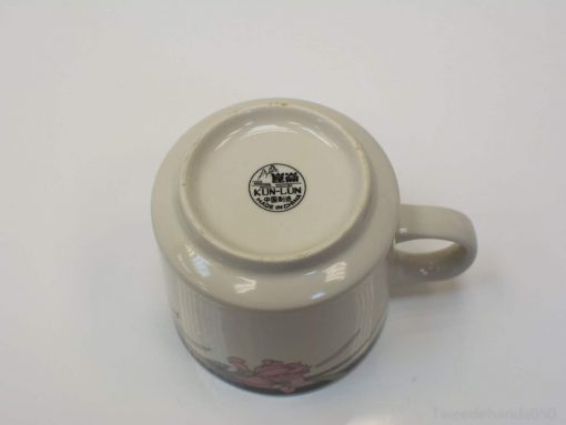 Stylish KUN-LUN cream mug with floral accents and mountain logo for an elegant touch.