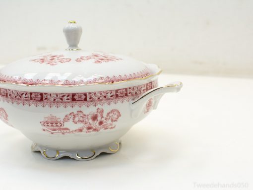 Elegant porcelain tureen with red floral motifs and gold trim for stylish dining experiences.