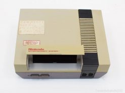 Vintage Nintendo entertainment systeem  93985