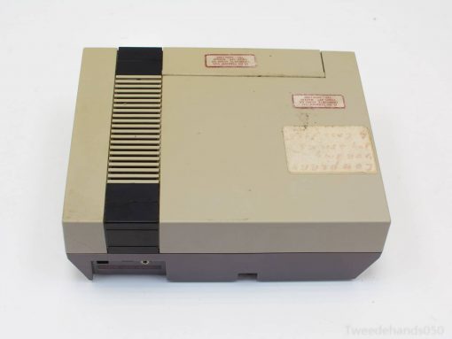 Vintage Nintendo entertainment systeem  93985