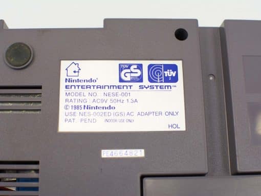 Vintage Nintendo entertainment systeem  93985