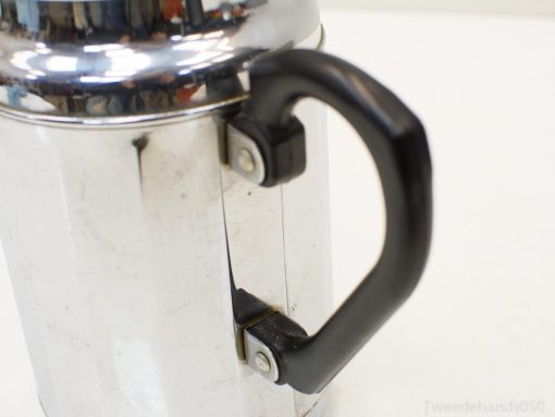 Elegant stainless steel coffee pot with ergonomic handle, perfect for modern kitchens and coffee lovers.