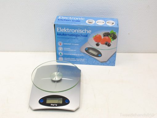 Modern kitchen scale with glass platform for accurate measurements up to 5 kg.