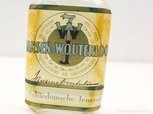 Vintage Hansen & Wouterloo jenever bottle, showcasing Dutch distilling craftsmanship and historical charm.