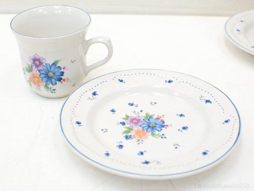Elegant floral tea set for stylish gatherings and delightful tea experiences.