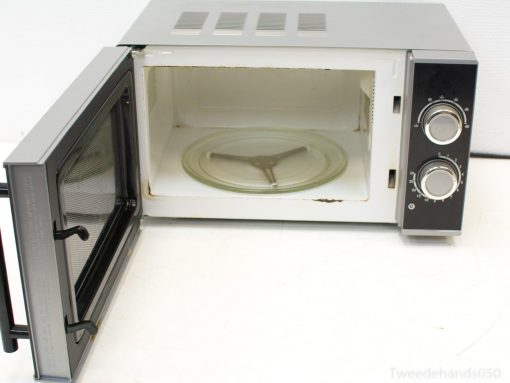 Stylish silver Quigg microwave combines retro aesthetics with modern convenience for efficient kitchen use.