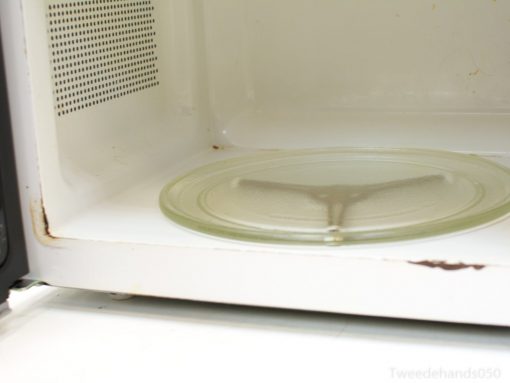Efficient used Quigg microwave with turntable, offering convenience and even heating for any kitchen.