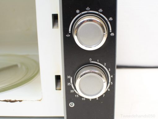 Sleek Quigg microwave with user-friendly dials, perfect for efficient cooking in modern kitchens.