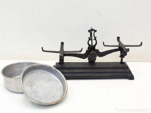 Vintage balance scale with pans, perfect for nostalgic decor and precise measurements.
