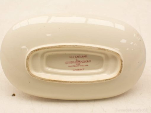 Elegant Old England porcelain bowl with glossy cream finish and classic oval shape.