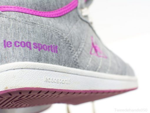 Gray Le Coq Sportif sneakers with pink accents, perfect for stylish casual wear.