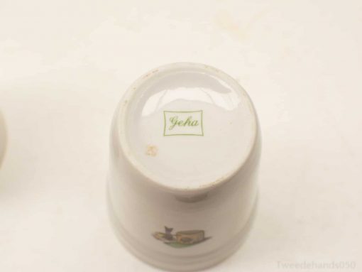 Elegant Geha ceramic cup with vintage charm, featuring glossy finish and subtle green branding.