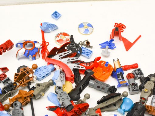 Colorful plastic building pieces for creative play and imaginative construction. Ideal for endless projects!