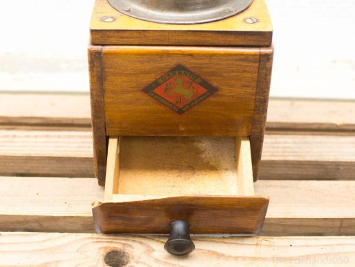 Charming vintage wooden coffee grinder with metal mechanism, perfect for traditional brewing enthusiasts.