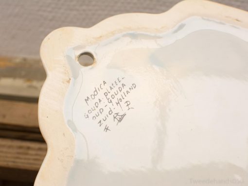 Elegant scalloped white ceramic dish from Gouda, showcasing traditional Dutch craftsmanship and artistry.