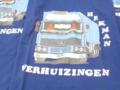 Stylish t-shirt featuring a Mercedes-Benz truck illustration for Hekman Verhuizingen.