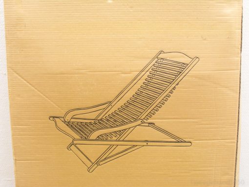Vintage deck chair illustration, perfect for relaxation and style in any setting.