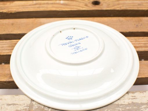 Elegant Royal Plarad porcelain plate from Gouda, showcasing refined craftsmanship and royal heritage.