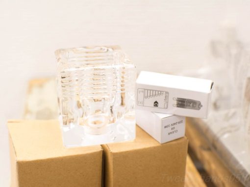 Elegant glass cube and white boxes, reflecting vintage style and modern simplicity.