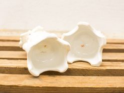 Elegant shell-shaped porcelain dishes with handmade details and a glossy finish. Perfect for decor or snacks.